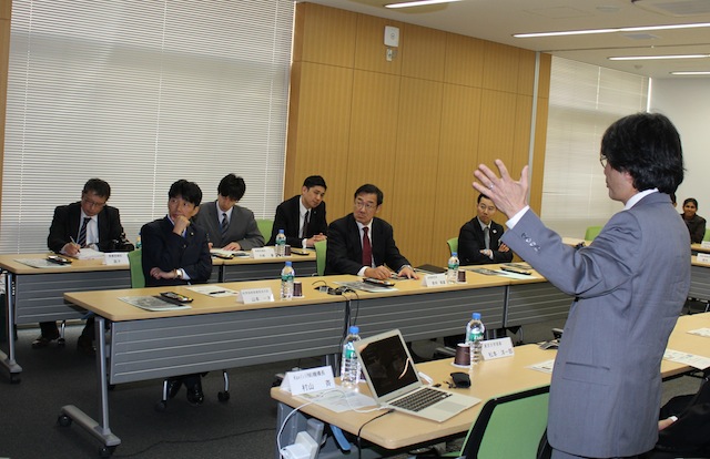Minister Yamamoto is hearing Director Murayama's introduction of the SuMIRe project.
