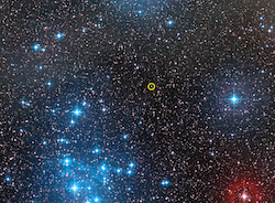 図3: 図2中央部の拡大図。中央の丸印の中心に恒星ID8がある。クレジット:  ESO/Digitized Sky Survey 2/Kavli  IPMU
