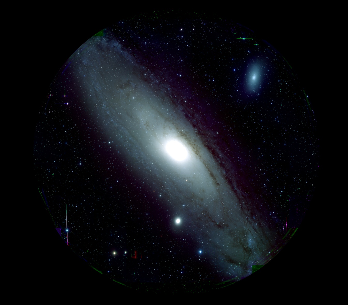 図１: すばる望遠鏡に搭載された HSC がとらえたアンドロメダ銀河 M31 の姿。g,&nbsp;r, i バンドの画像が青、緑、赤色に対応し、それぞれ10分積分 (露出) です。画像をクリックすると拡大画像 が表示されます。(クレジット：HSC Project / 国立天文台)