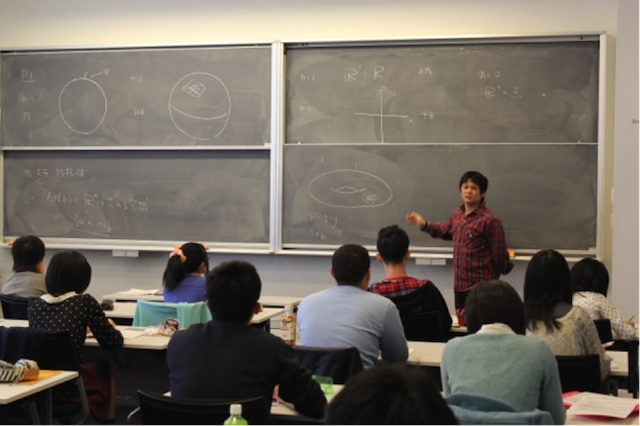                   Students taking part in Associate Professor Toda&rsquo;s lecture on the Calabi-Yau manifold.    