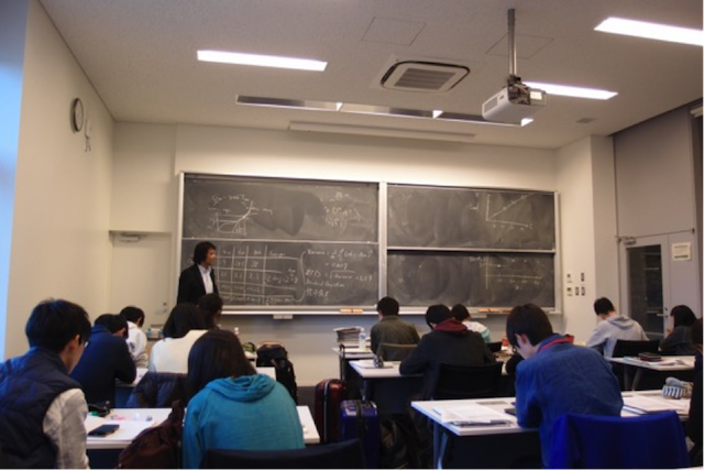 Students taking part in Assistant Professor Suzuki&rsquo;s astronomy experiments