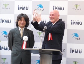 Fig. 1. Celebrating the establishment of Kavli IPMU.  Kavli IPMU Director Hitoshi Murayama and Fred Kavli in 2012.