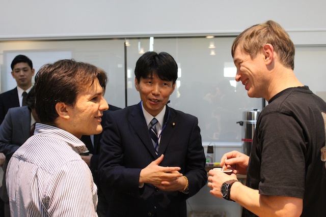 The minister is talking with researchers at the tea time.