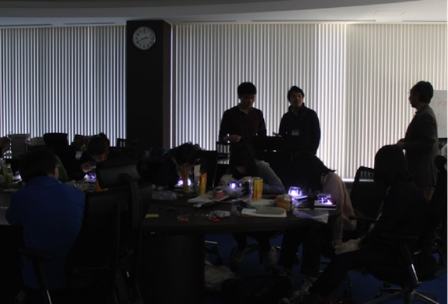 Observing particles by cloud chambers in Dr. Obayashi&rsquo;s lecture on particle physics and the universe.&nbsp;    