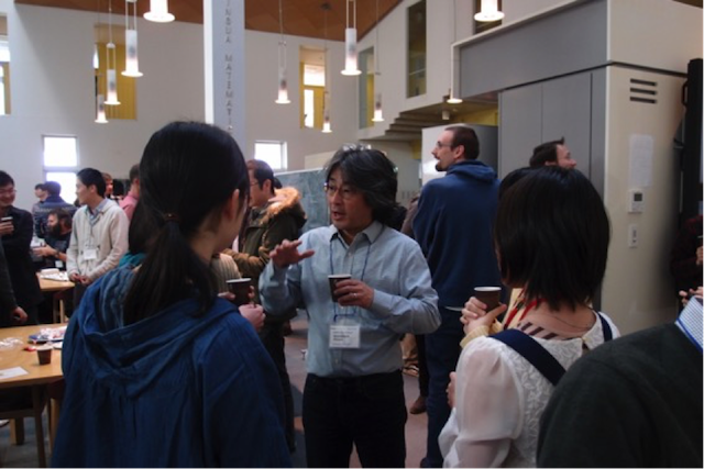 Students enjoying tea time with Kavli IPMU Director Hitoshi Murayama.    