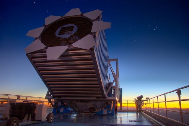 図２: 米国ニューメキシコ州アパッチポイントにある 直径2.5mの鏡を持つ SDSS望遠鏡 (Image courtesy by David Kirkby) 