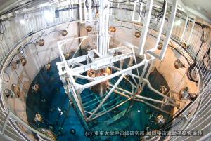 XMASS検出器の入った銅製容器を取り囲む水タンクの様子 (C) 東京大学宇宙線研究所 神岡宇宙素粒子研究施設