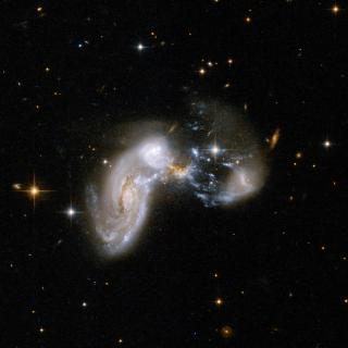 図1: 銀河の合体の例 Credit: NASA, ESA, the Hubble Heritage Team (STScI/AURA)-ESA/Hubble     Collaboration and A. Evans (University of Virginia,     Charlottesville/NRAO/Stony Brook    University)